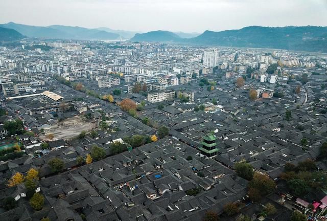 航拍四川阆中古城,青瓦屋顶一望无际,规划布局堪比现代城市