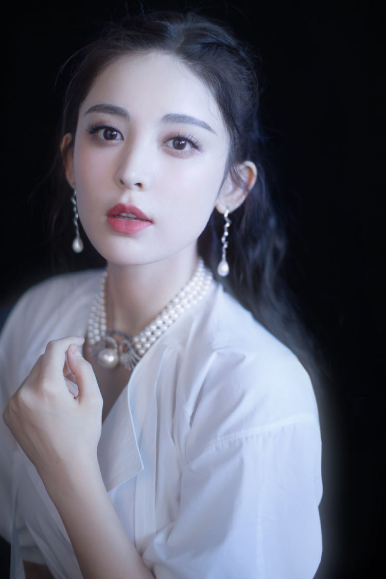 古力娜扎长得好精致,穿灯笼袖衬衣戴珍珠项链,宛若复古名媛