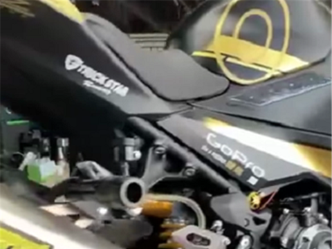 改天蝎排气的Ninja400，全车“钛金版画”，4.9秒破百