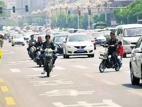 电动车强制安装脚蹬子引争议，老百姓不解：有就更安全？