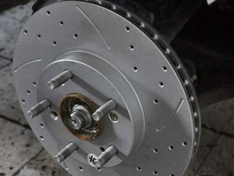 刹车片和刹车盘间隙，刹车片刹车盘有间隙吗