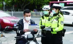 电动车受限制，宝妈不服：拿什么接娃？专家建议不食人间烟火