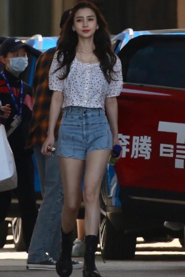 杨颖的身材比例有多好?看到无美颜下的腿长,p图都不敢