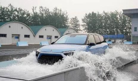 今天，被暴雨袭击后的广州火了，车惨了