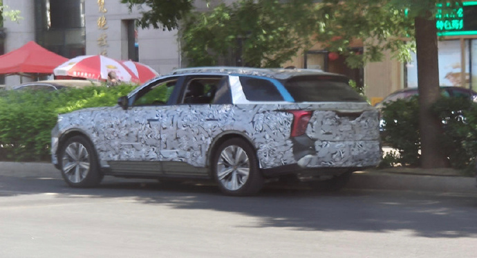 红旗旗舰SUV再曝光谍照,或命名为HS9,两种动力可选