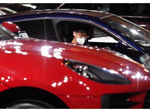 海南：做好防护 参观车展