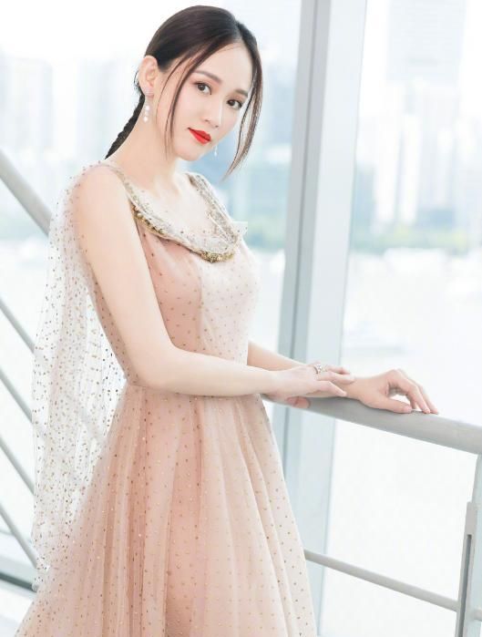 陈乔恩系列礼服裙装,气质很优雅,藕粉礼服最特别