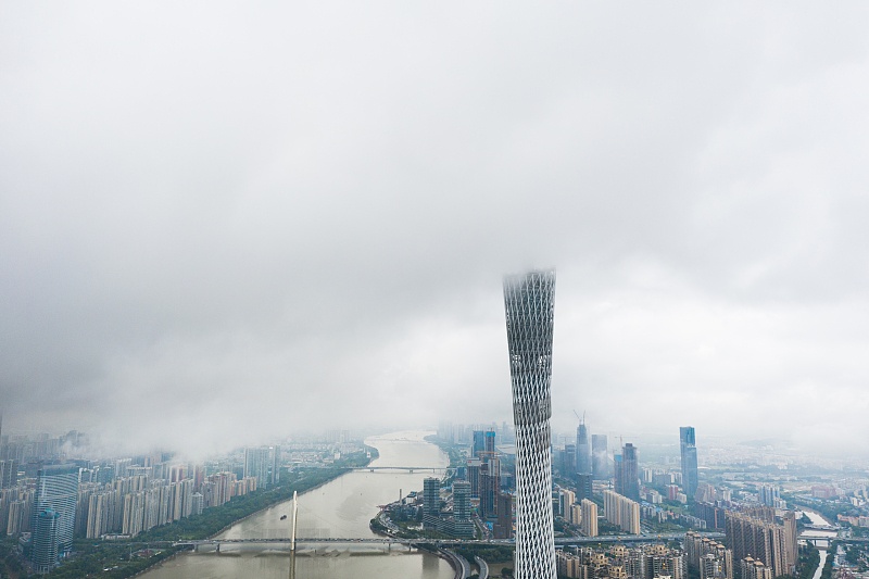 广州出现云墙 “小蛮腰”穿越云层恍若仙境|云墙|云层|广州塔_新浪新闻