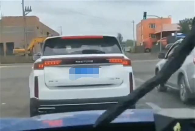 后车按喇叭催促前车,前车升起“对联”解释,网友:真是个人才