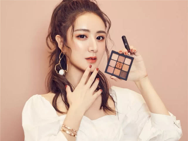 薇娅开610万劳斯莱斯引争议,看到她的作息表后,网友:她配的上