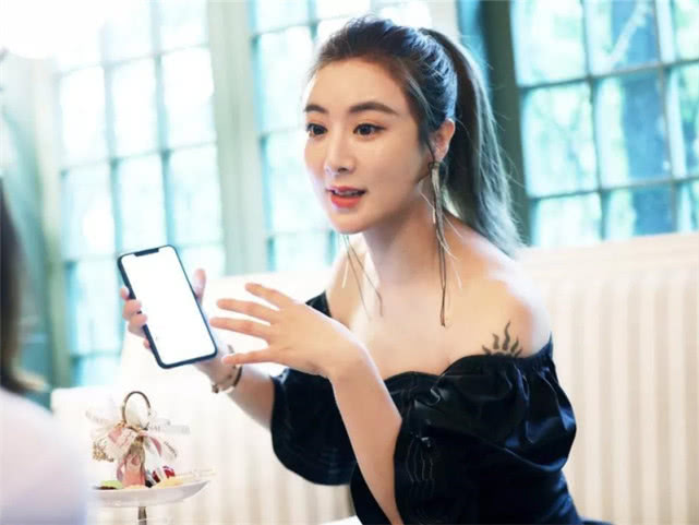 薇娅开610万劳斯莱斯引争议,看到她的作息表后,网友:她配的上