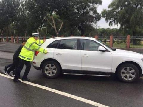 汽车半路故障怎么办？聪明人：给保险公司打电话，这三种救援免费