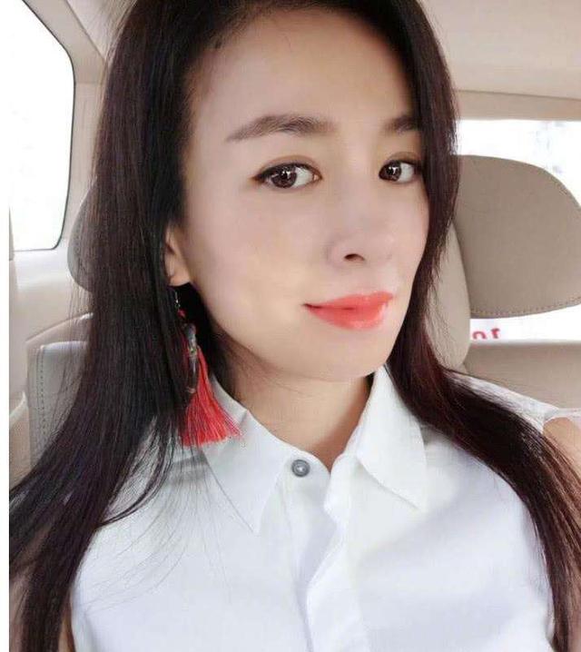 因女儿被嘲长得丑张庭晒出其童年照力证怎么看女儿都比我美