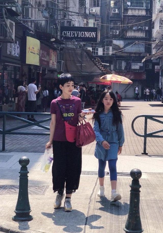 央视主持瑶淼11岁女儿罕曝光,比亲妈还美!老公身份却是个谜?