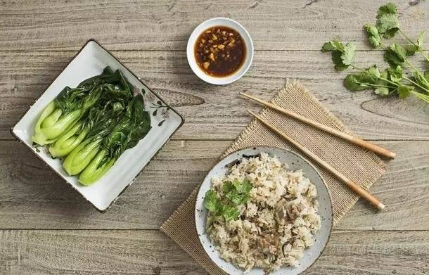 如何看待湖南一校长站垃圾桶旁吃学生剩饭的行为?