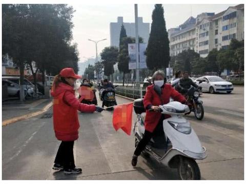 电动车、摩托车都不让骑，车主很委屈：没钱买车怎么接孩子？