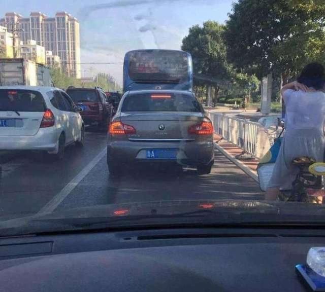暴躁司机按喇叭催促前车,前车车尾出现八个大字,结果让人意外