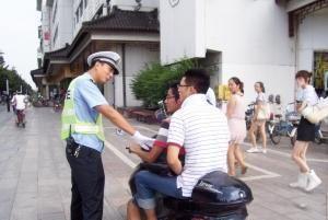 电动车“一盔一戴”难接受