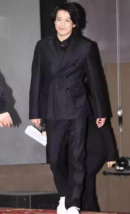 风靡时尚圈的日著名男星小栗旬,为何害女友痛哭?情感走向将如何