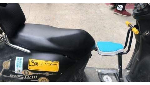 电动车安装“脚蹬子”难接受，专家提出新规定，载成年人也要罚