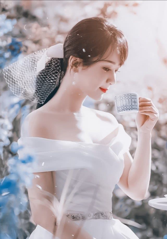 杨紫时尚大片来袭!身穿蓝色妖姬礼服裙,"仙气满满"不失性感