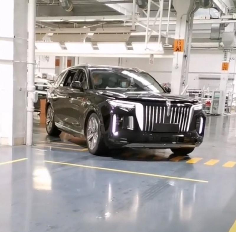 红旗E115量产版实车谍照曝光,外观大气上档次,零百加速或4s内