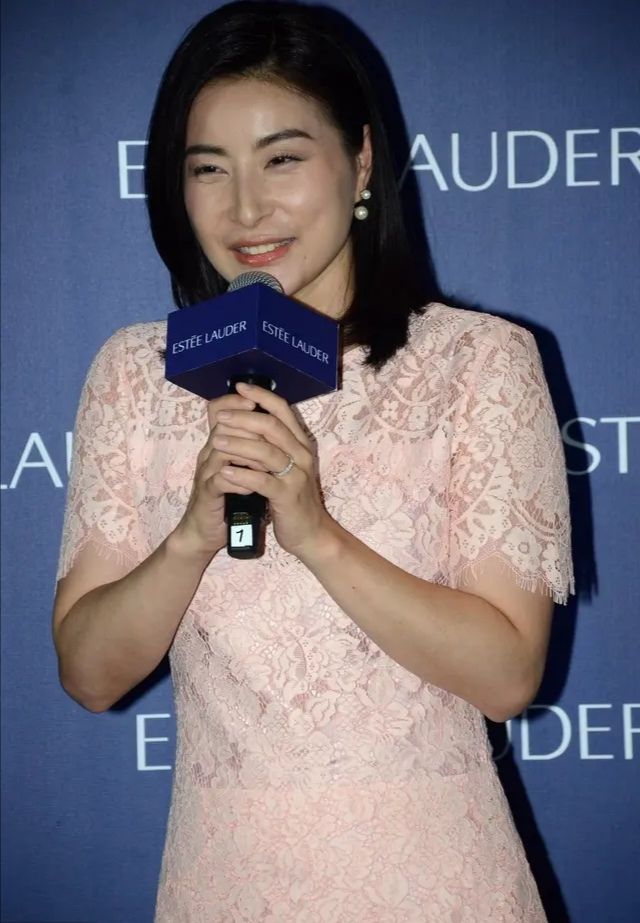 郭晶晶的确是富太太,很注重保养脸蛋,毕竟天然脸美得更久!