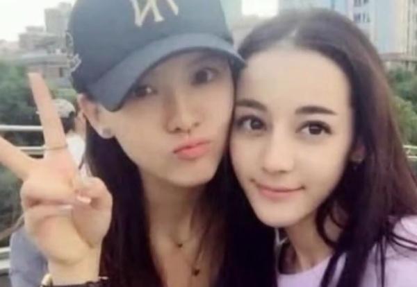 迪丽热巴自嘲全家最丑,看到和家人合照后,果然是高颜值一家