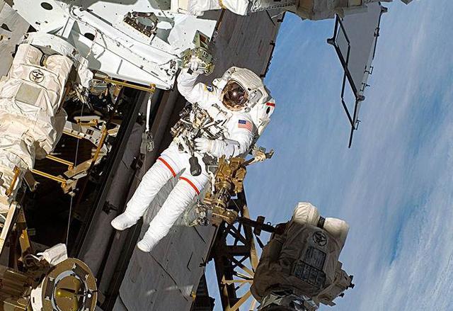 宇航员在空间站工作时,若不小心掉了下去,后果会是什么?