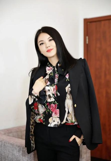 李湘又胖了!一袭粉色连衣裙穿不出宽松感,身材十分抢镜