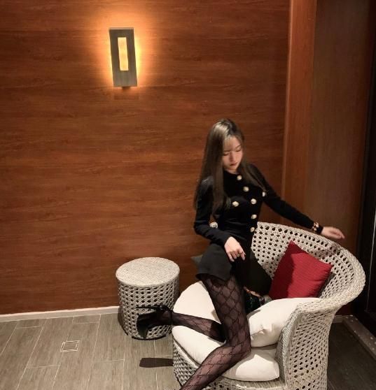 斗鱼女神主播腐团儿晒新照,尝试古驰丝袜,网友:太美了