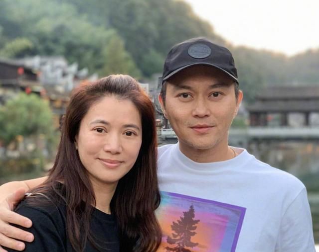 张智霖晒照老婆追剧,袁咏琳一脸花痴追星样,醋意背后尽显甜蜜