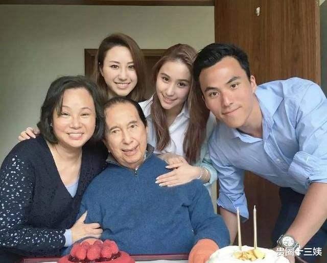 赌王家族开记者会!站位考究暗藏玄机,四太梁安琪地位微妙