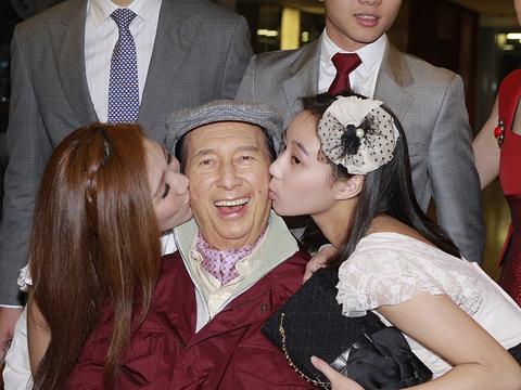 98岁高龄的何鸿燊病逝，网友：缅怀他并非因赌王，而是2个铜疙瘩