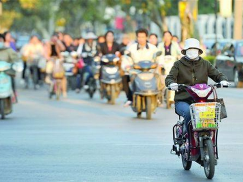 电动车新政策出台，接孩子变麻烦事，专家给出方案被网友怒怼