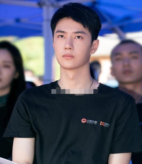 《冰雨火》开机,王一博短发出镜像换脸