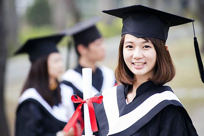 在山西太原的一所高校里,中北大学学生由于疫情无法出校门庆祝毕业