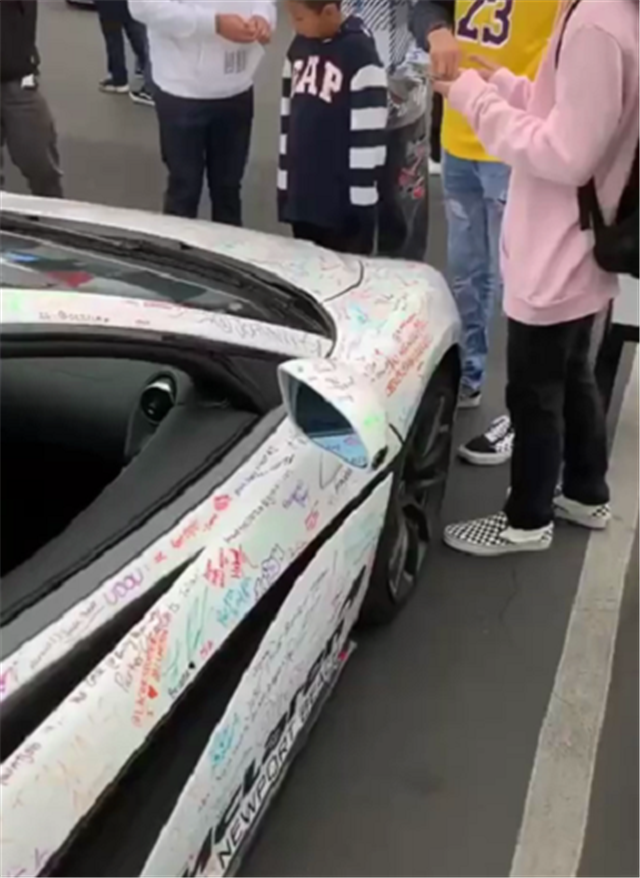 百万迈凯伦570S现幼儿园,全车被孩子们“涂鸦”,但车主不气愤