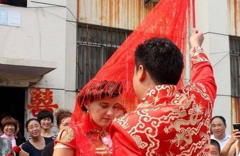 中国小伙和俄罗斯洋媳妇的婚礼，亲戚不会洋文全程竖大拇指