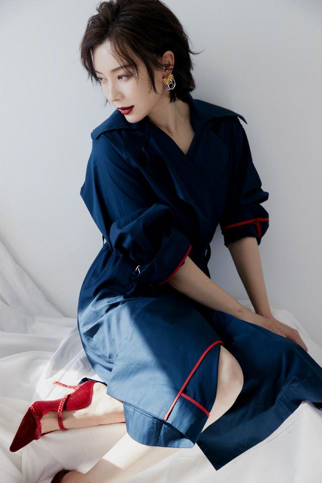 佩服陈数,穿深蓝色风衣裙还曲腿坐,配丝绒高跟鞋美腿更撩人了