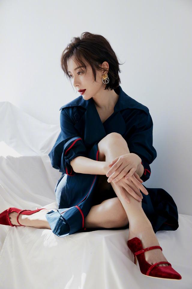 佩服陈数,穿深蓝色风衣裙还曲腿坐,配丝绒高跟鞋美腿更撩人了