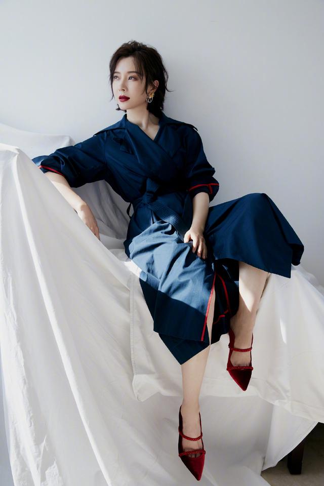 佩服陈数,穿深蓝色风衣裙还曲腿坐,配丝绒高跟鞋美腿更撩人了