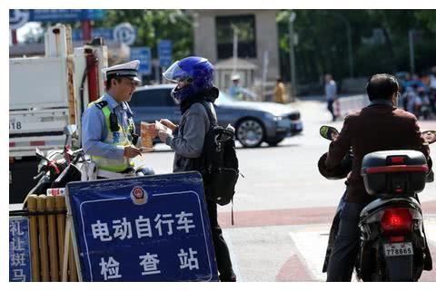 电动车“穷途末路”，交警：车上没有这2个装备一律罚200