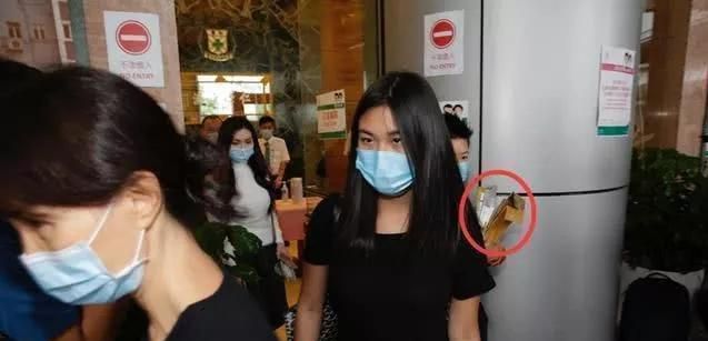 刚去世2个小时就被遗忘?二房三房怀抱文件,赌王遗物用破袋子装