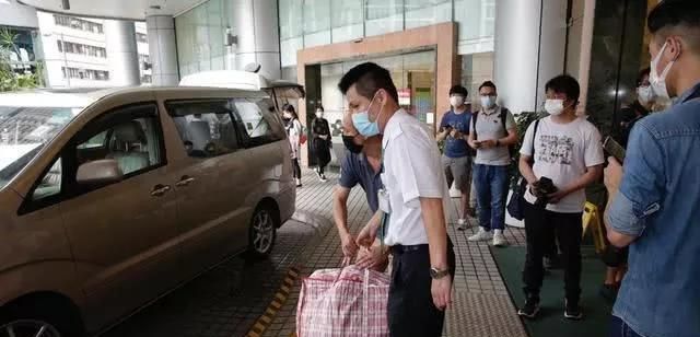 刚去世2个小时就被遗忘?二房三房怀抱文件,赌王遗物用破袋子装