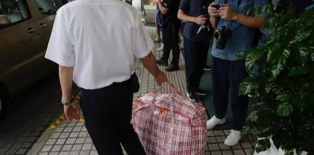 刚去世2个小时就被遗忘?二房三房怀抱文件,赌王遗物用破袋子装