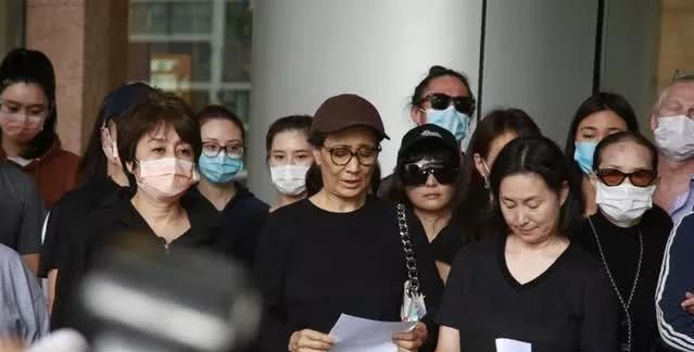 刚去世2个小时就被遗忘?二房三房怀抱文件,赌王遗物用破袋子装