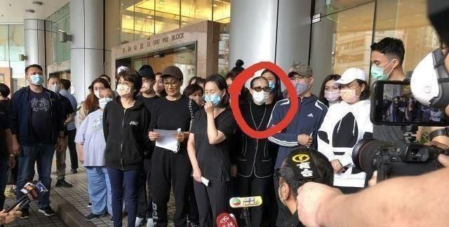 刚去世2个小时就被遗忘?二房三房怀抱文件,赌王遗物用破袋子装