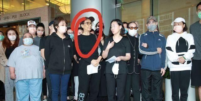 刚去世2个小时就被遗忘?二房三房怀抱文件,赌王遗物用破袋子装