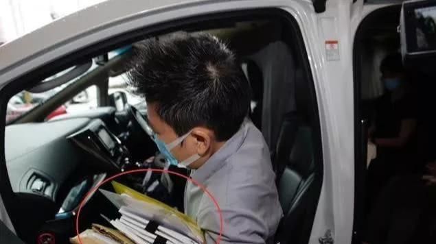 刚去世2个小时就被遗忘?二房三房怀抱文件,赌王遗物用破袋子装